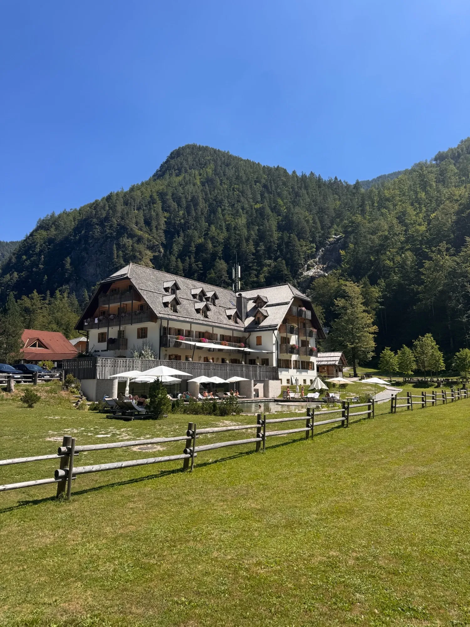 El Hotel Plesnik bajo las laderas boscosas del valle