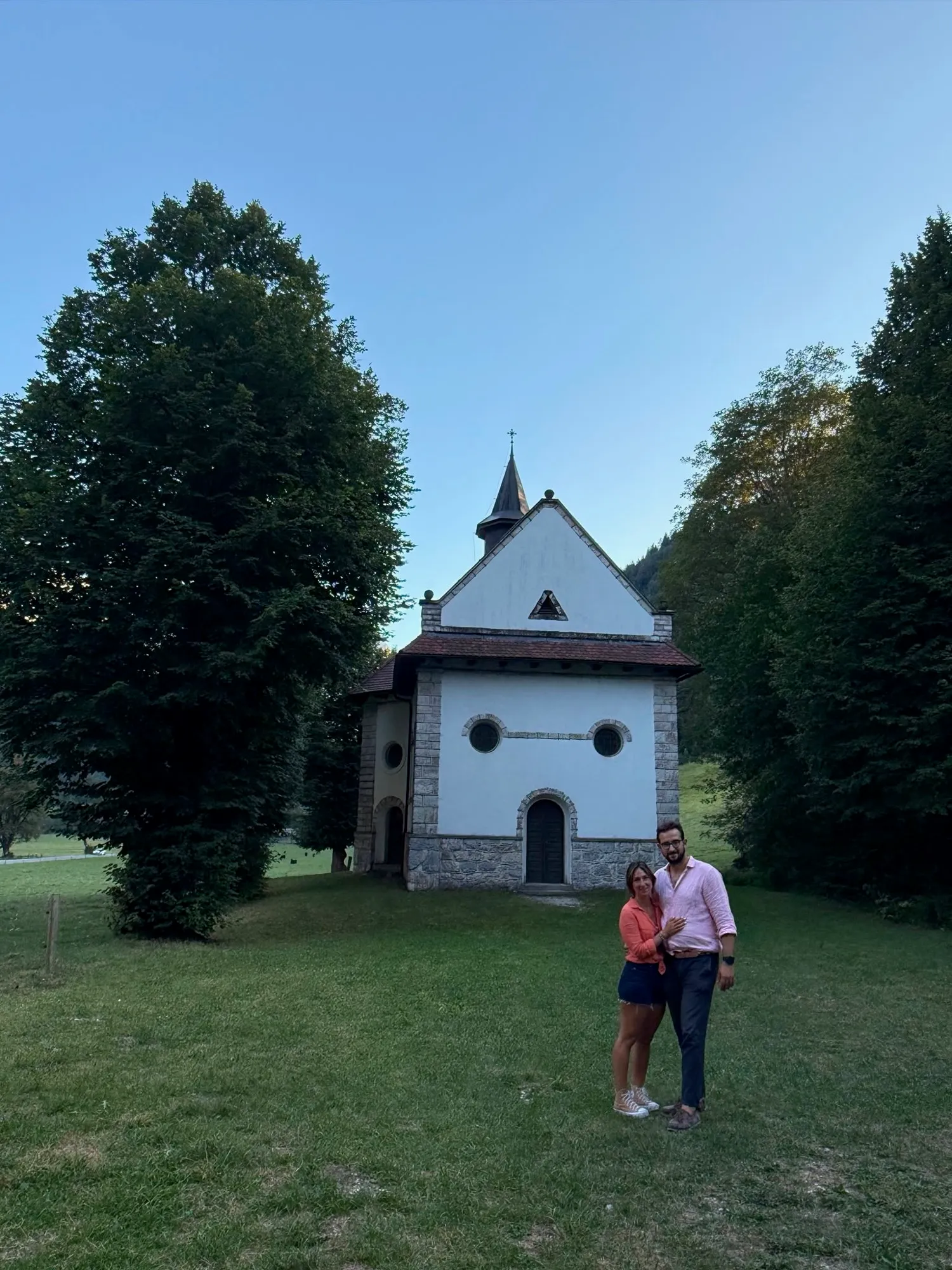 Alejandra y Urban junto a la capilla de Logarska Dolina al atardecer