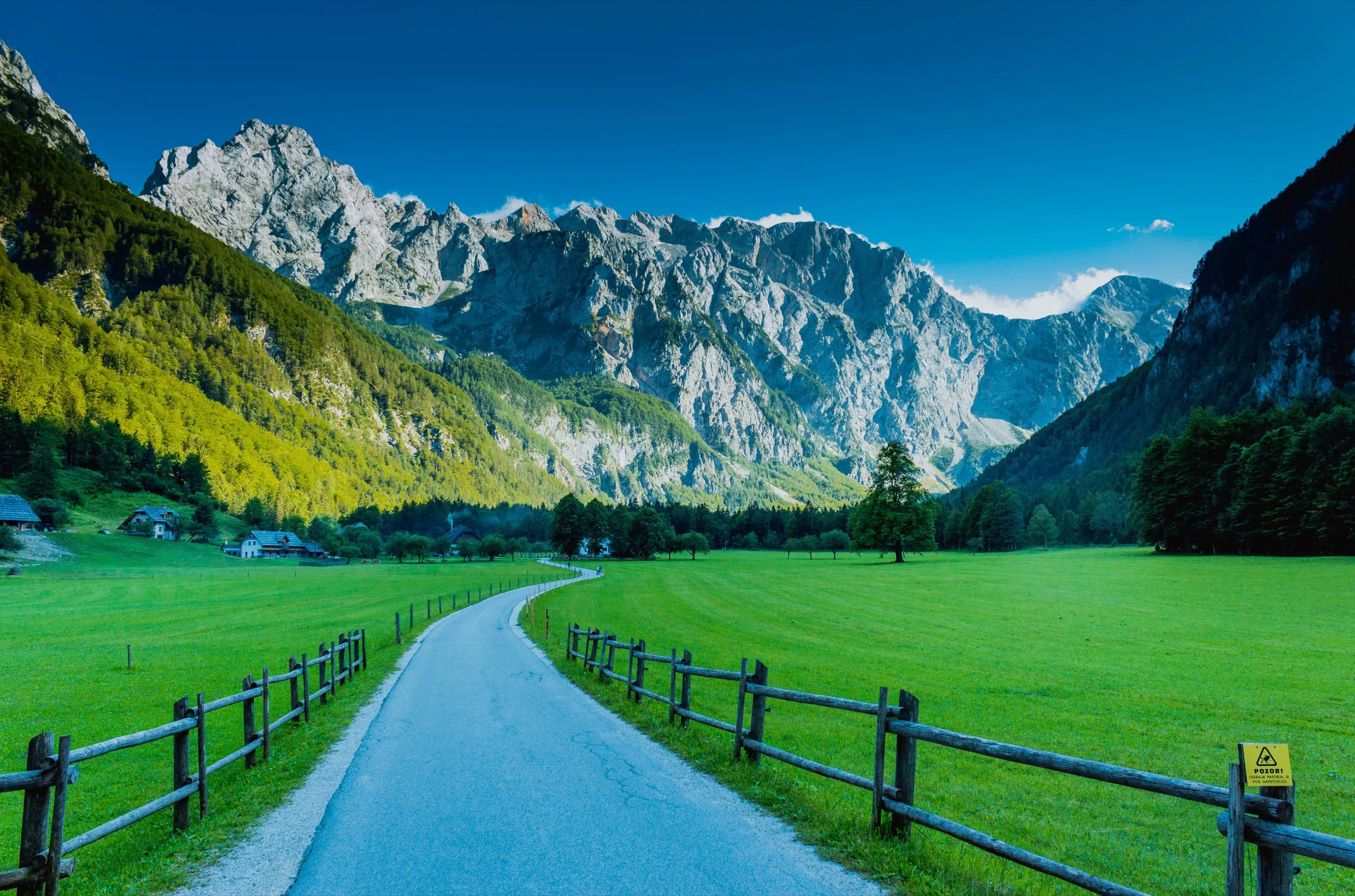 La carretera que entra en Logarska Dolina, con la pared caliza de los Alpes de Kamnik–Savinja al fondo